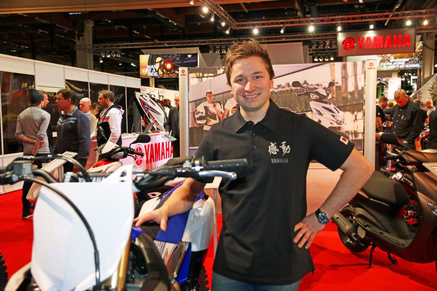 Erno Örthen hymyili tyytyväisenä Yamaha-myynnin käynnistymisen merkiksi. Ensimmäiset pyörät ovat jo T. Örthenillä.