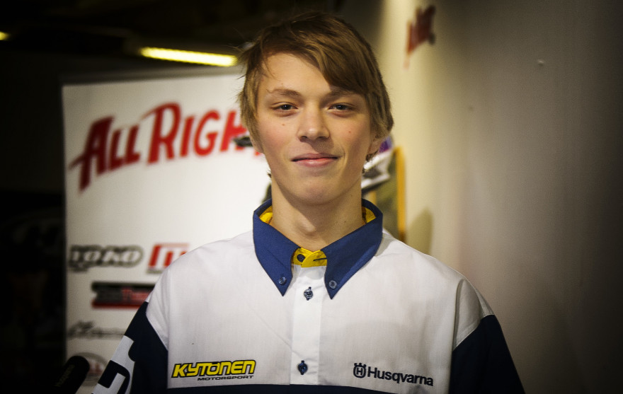 Jesse Viljakainen poseeraa Kytönen Motorsportin tiedotustilaisuudessa. 