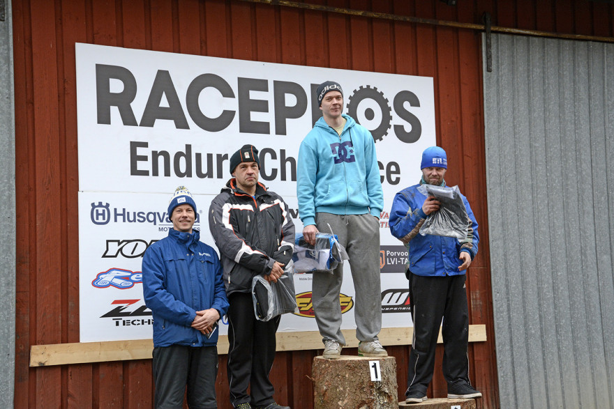 Harrastajaluokan kärki podiumilla, vasemmalta lukien RaceProsin Timo Virtanen, Perti Perkola, Mika Liljekvist ja Tom Virolainen.