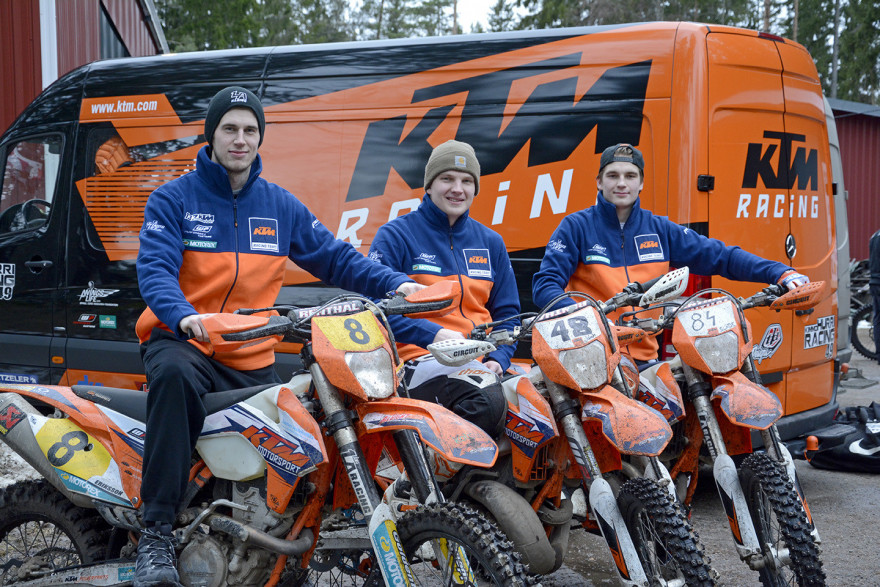 KTM Motorsportin endurotiimi Toni Eriksson, Aleksi Jukola ja Lari Jukola treenikisan jälkeen puhtaissa paidoissa.