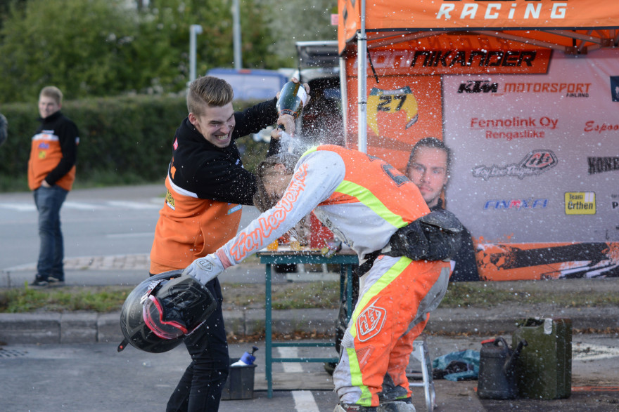 Mestarin suihku. Juuri kilpauransa lopettamisesta ilmoittanut kimmo Hurri toimi KTM-tiimin edustajana tuoreen Suomen mestarin samppanjasuihkussa.