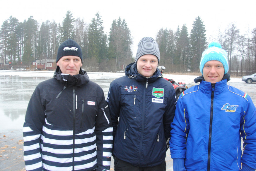 Ainakin yksi kolmesta mukana. Tallinsa päällikkönä ratamoottoripyöräilyn MM-sarjassa touhuava Aki Ajo (vas.) seurasi kaksi vuotta sitten Kilpijärvellä jääradan SM-osakilpailua yhdessä Niklas-poikansa ja enduron maailmanmestarin Eero Remeksen kanssa. Ainakin Niklas Ajo osallistuu nyt kisaan.