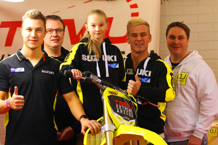 137 Motorsport kaudella 2015: Teemu Keljo (vas.), Karri Kuisma, Nanna Rauos ja Joni Roos sekä Turun Seudun Moottoriurheilijoiden ja TSMU Extreme Areenan Harri Riitamo.