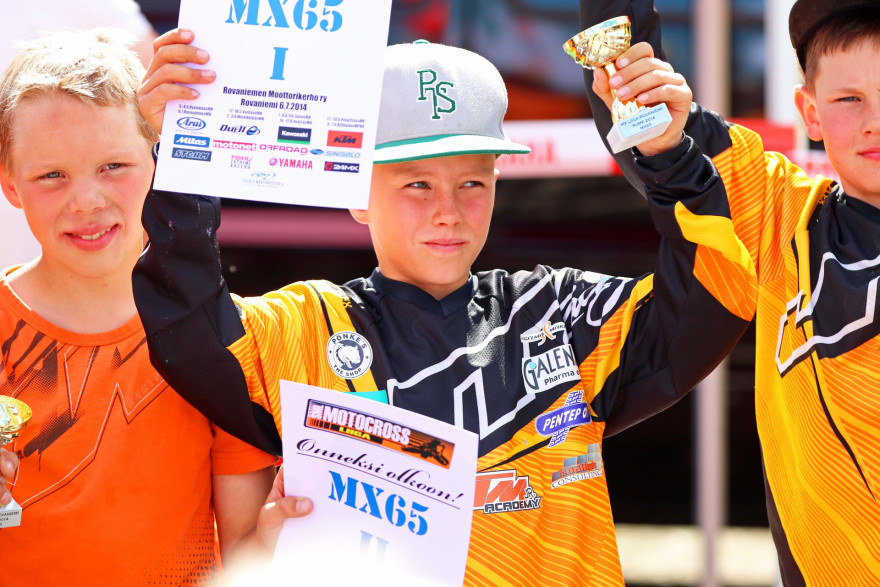 MX65-luokan kolmen kärki Rovaniemen osakilpailussa: 2. Jere Harju (vas.), 1. Kimi Koskinen, 3. Verneri Aaltonen.