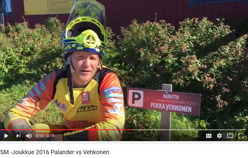 Kalle Palander (kuvassa) haastaa Pekka Vehkosen motocrossissa.