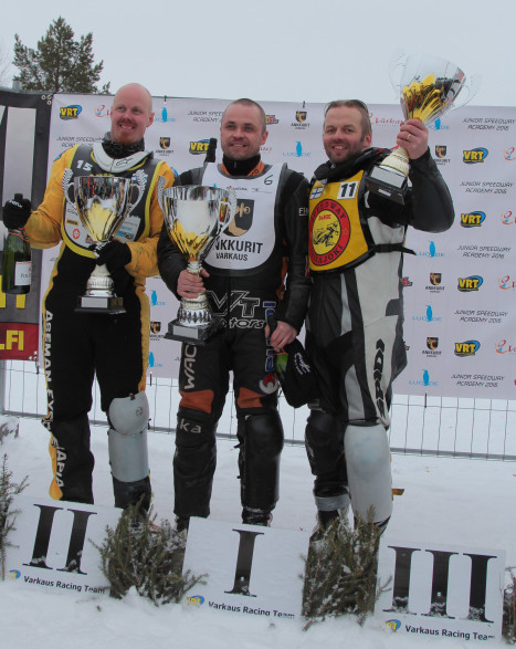 Kuvassa SM-mitallikolmikko: vasemmalla Mikko Jetsonen, keskellä mestari Antti Aakko ja oikealla Tomi Norola.