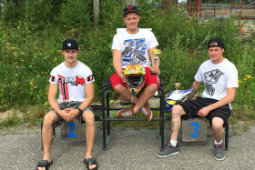 Supermoton SM-kauden kärkikolmikko: Kalle Toronen (vas.) otti hopeaa, Patrick Pals vei mestaruuden ja Sami Salstola sijoittui kolmanneksi.
